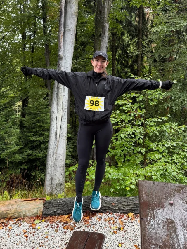 Utrka, u kojoj sam najmanje od svega... 
trčala! 😅 
 
Svojstveno za trail, pogotovo na ovako kišni dan, ali nepojmljivo za mene, koja sam navikla trčati po ravnom. 
 
No, trebalo mi je, jer... 
neke te aktivnosti, u svoj svojoj zahtjevnosti, uspiju totalno resetirati u glavi. 
 
Kad se nađeš ispred blatne nizbrdice i opasno je napraviti bilo kakav korak... 
Kad oko tebe nema nikog, a ti u magli tražiš crvenobijelu oznaku za pravi put... 
 
Fokus je samo na jednom koraku ispred tebe. 
Pa još jednom. 
I tako do kraja. 
A onda slaviš uspjeh jer si završila i jer se nisi ozlijedila. 
 
(što je pravo čudo, s obzirom da još nemam tenisice za trail 😅) 
 
@myproteinhr još samo da i taj dio dodate u ponudu, bilo bi top. 🤭 Ostalo je sve poslužilo svrsi! 🙌 
 
I jedan bravo za moju inspiraciju za trail trčanje  @mario_s_88  za otrčanih 10 km! 👏💪 
 
A sad, pod dekicu, s kavom i keksima. 🥰 
 
Uživajte u nedjelji. 🫶 
  
 
-——————————— 
 
#𝘮𝘪𝘯𝘥𝘪𝘴𝘵𝘩𝘦𝘭𝘪𝘮𝘪𝘵 #𝘧𝘪𝘵𝘯𝘦𝘴𝘴 #𝘻𝘥𝘳𝘢𝘷𝘭𝘫𝘦 #𝘪𝘯𝘥𝘪𝘷𝘪𝘥𝘶𝘢𝘭𝘯𝘪𝘵𝘳𝘦𝘯𝘪𝘯𝘨 #𝘰𝘯𝘭𝘪𝘯𝘦𝘵𝘳𝘦𝘯𝘪𝘯𝘨 #𝘚𝘯𝘢𝘻𝘯𝘪𝘫𝘢𝘑𝘢 #𝘻𝘥𝘳𝘢𝘷𝘢𝘱𝘳𝘦𝘩𝘳𝘢𝘯𝘢 #𝘮𝘺𝘱𝘳𝘰𝘵𝘦𝘪𝘯𝘩𝘳 #𝘮𝘺𝘱𝘳𝘰𝘵𝘦𝘪𝘯𝘩𝘳𝘷𝘢𝘵𝘴𝘬𝘢 #𝘮𝘺𝘱𝘳𝘰𝘵𝘦𝘪𝘯 #𝘈𝘋 #𝘱𝘢𝘳𝘵𝘯𝘦𝘳𝘴𝘩𝘪𝘱